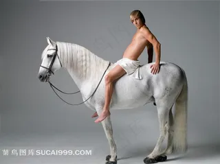 坐在白马上的裸体男性艺术摄影图