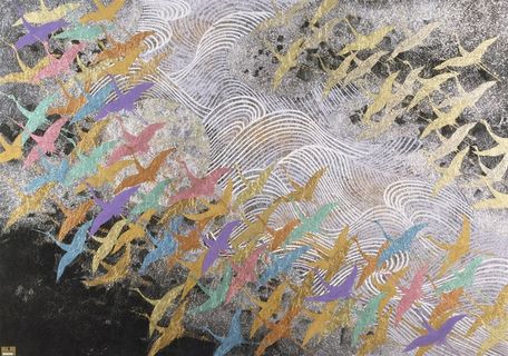 一群飞鸟彩色剪影和波浪线条高清图片