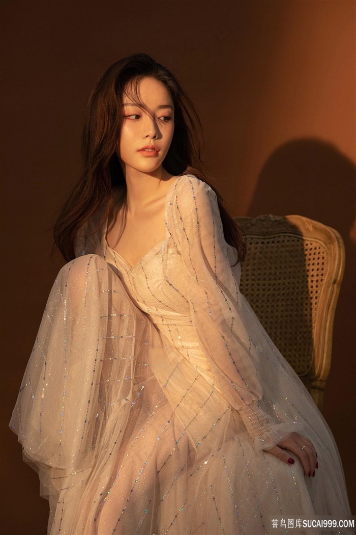 坐在椅子上的清纯气质女神软妹写真图片