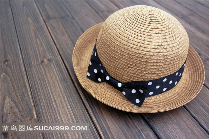 木板上的帽子摄影素材