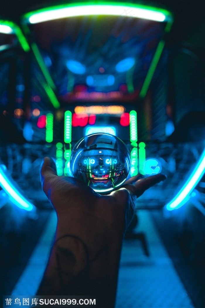 玻璃球内城市游乐城倒影