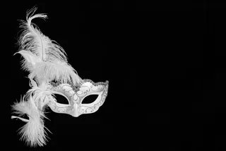 白色带有羽毛的假面舞会面具