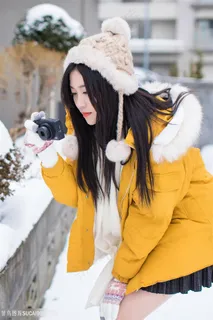拿着相机拍照的高清美女许诺图片 拿着相机拍照的高清美女许诺图片