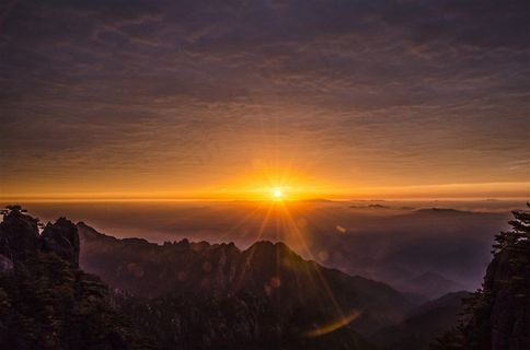 山顶远处天边日出风景图片 山顶远处天边日出风景图片