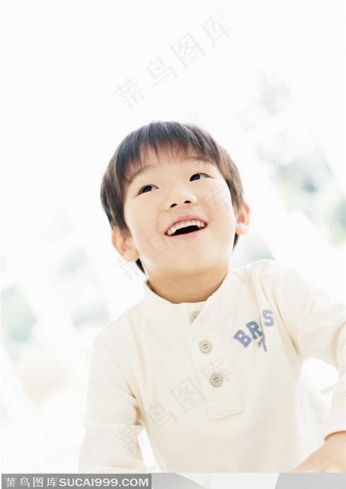 抬头大笑的小男孩