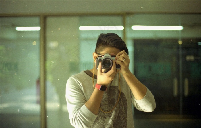 正在摄影的男子素材