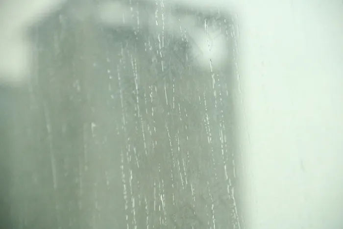 下雨白色背景图片