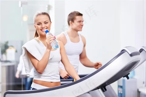 一起健身跑步的情侣