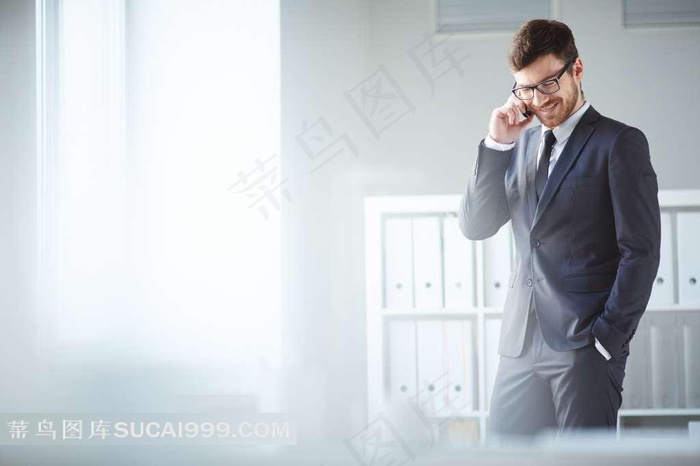 商务男士正在打电话