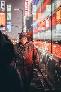下雪天老人户外行走图片 下雪天老人户外行走图片