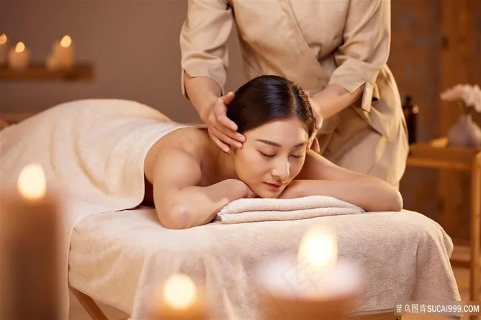美容spa技师为女性头部按摩图片素材
