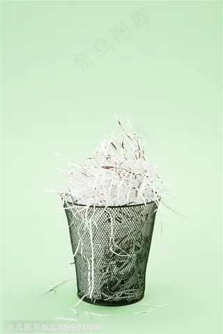 循环使用-篓子中的纸屑