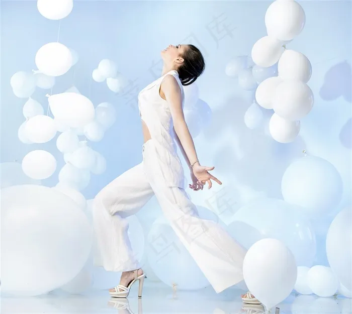 白色高跟鞋美女图片