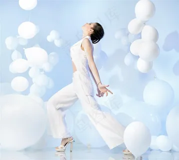 白色高跟鞋美女图片