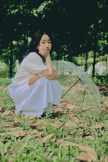 绿色小树林美女写真图片 绿色小树林美女写真图片