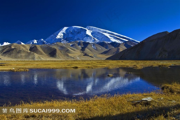 新疆慕士塔格峰雪山湖泊自然美景