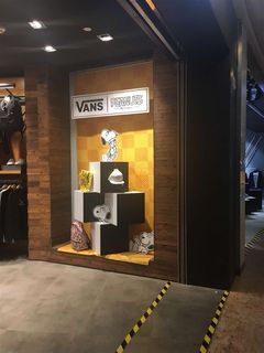 服装店橱窗展示