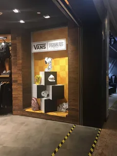 服装店橱窗展示