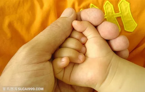 人物手势-握着婴儿小手的母亲手部特写