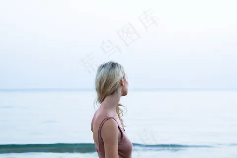 海边伤感美女头像图片