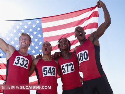 美国运动员高举国旗