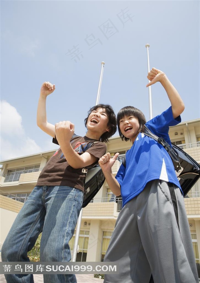 两个开心的小孩