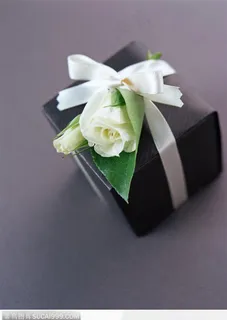 礼物饰品-白色丝带的绿色礼品盒