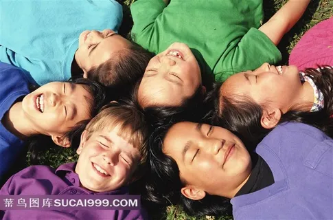 少年趣事一起晒太阳的孩子们