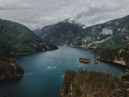 景色宜人的湖泊摄影图