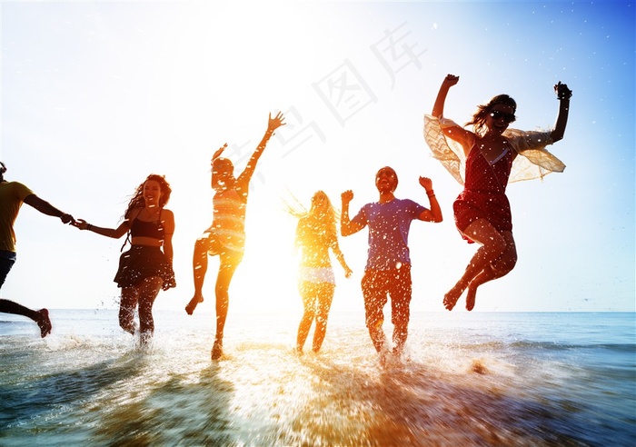 张开双手拥抱天空的人们素材