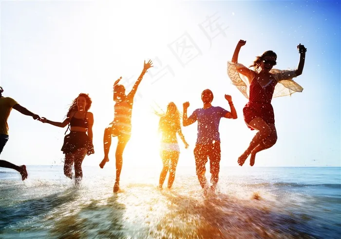 张开双手拥抱天空的人们素材