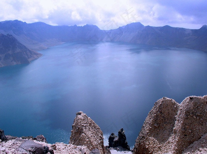 山岭围绕的天池