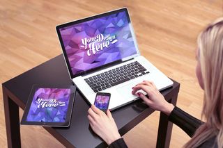 电脑样机 笔记本样机 电脑与手机操作场景 女性  (4)