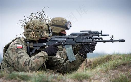 趴在草丛中的军人
