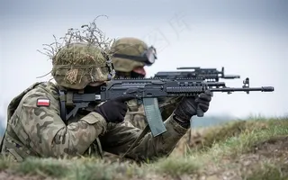 趴在草丛中的军人