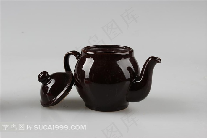 打开盖子黑色的水壶