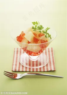 水果拼盘-摆放在桌子上的一杯水果沙拉和叉子 水果拼盘-摆放在桌子上的一杯水果沙拉和叉子