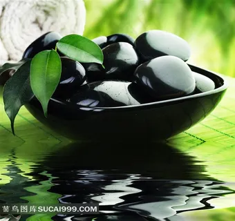 绿叶与SPA能量石特写摄影高清图片下载