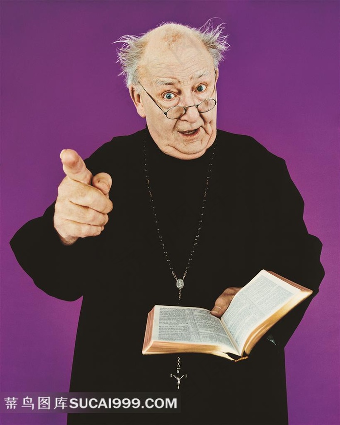 白发牧师读圣经动作特写