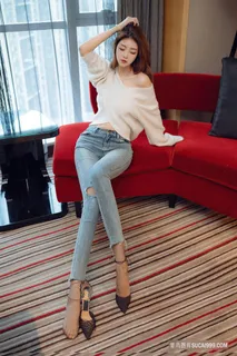 坐在沙发上的长腿牛仔裤美女可樂写真突破