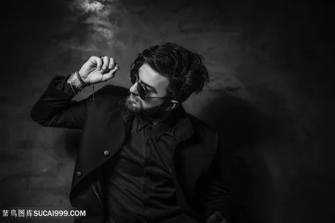 抽烟戴墨镜的帅哥