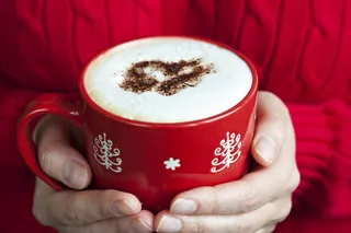 双手捂着咖啡杯的手势图片