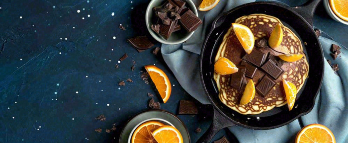 美食简约烤饼蛋糕，巧克力水果橙子摄影图