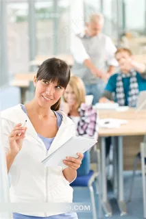 教室齐刘海儿学生近景摄影高清图片