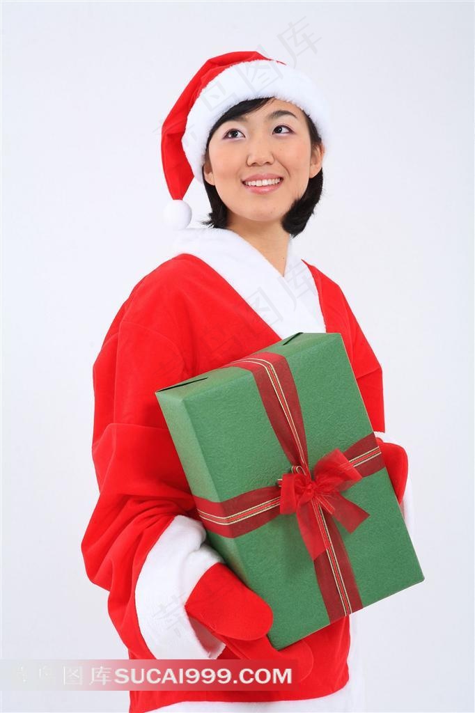 微笑的抱圣诞礼物的圣诞宝贝