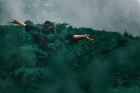 张开双手的孤独背影图片 张开双手的孤独背影图片