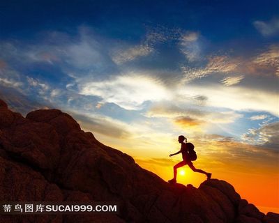 清晨日出登山徒步的美女高清图片