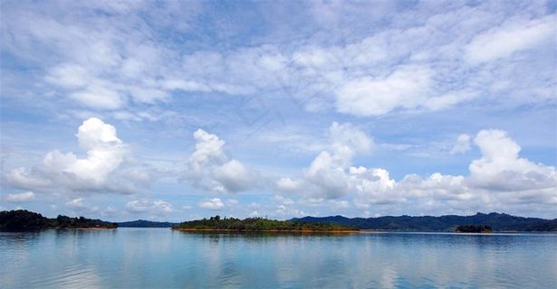 蓝天白云湖畔高清风景图片