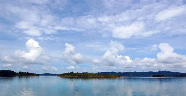 蓝天白云湖畔高清风景图片 蓝天白云湖畔高清风景图片