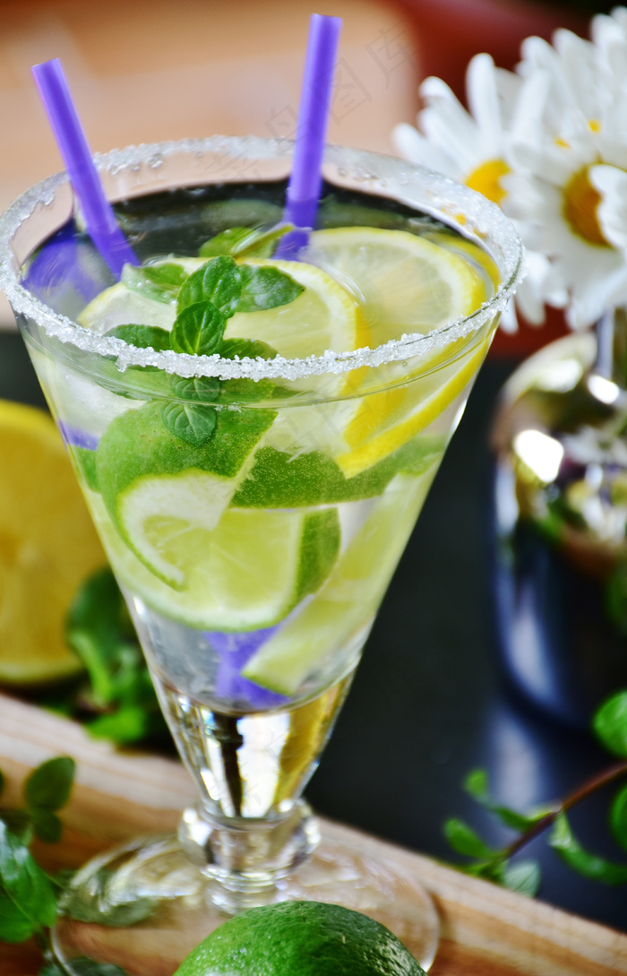 清爽夏季果汁饮品摄影照片